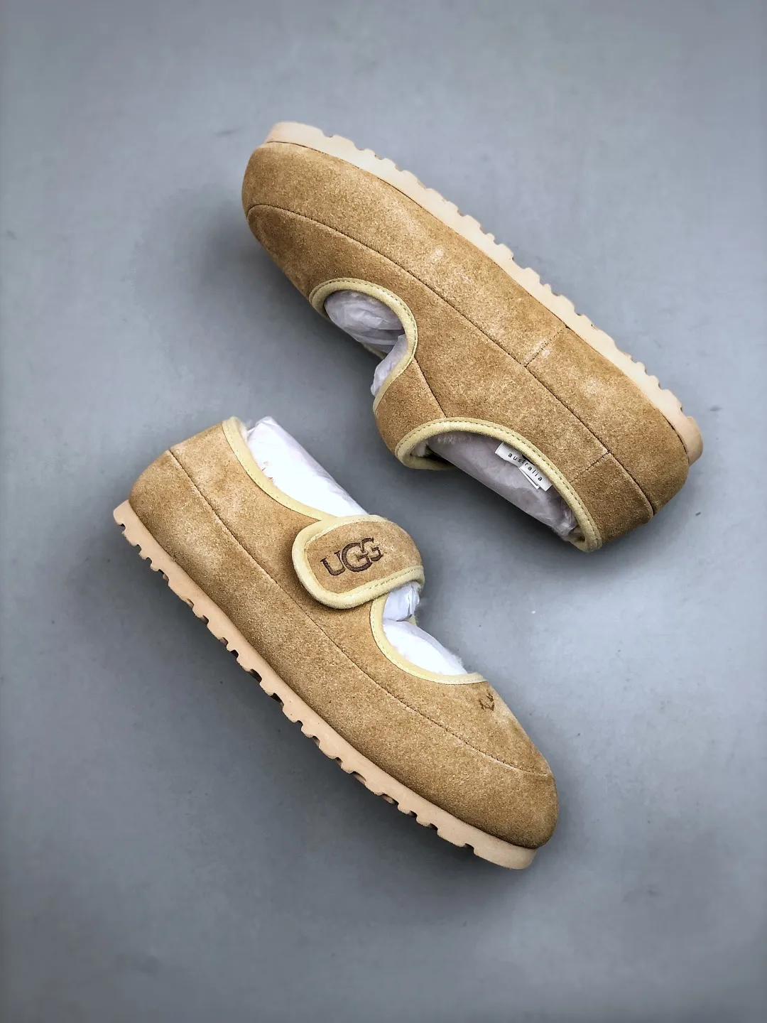 Local self-pickup 💰520 supports store release. The best-selling model on the entire network at the end of the year, UGG Mary Jane Mule slippers, 1.5CM thin sole, women's model, Xiaohongshu hot model, produced by a major foreign trade factory in Guangzhou, from toe to insole, real sheep fur, independent outer box packaging, craftsmanship, different from any version on the market, 1.5Ccm thin sole, independent original development of outsole, cashmere insole, keeping warm in winter, going out, and a very suitable choice for home use. This year uug launches a style series Partly catered to the preferences of young consumers, it has also moved to the forefront of fashion trends. Shoe body material: suede upper, 17mm UGGPURE™ implanted wool insole, lightweight non-slip and comfortable rubber outsole, with brand LOGO and trademark, with full packaging Size: 35-40